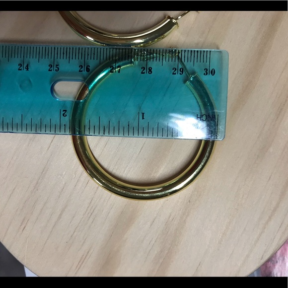 ๐ Big Gold Hoop Earrings - Picture 4 of 4